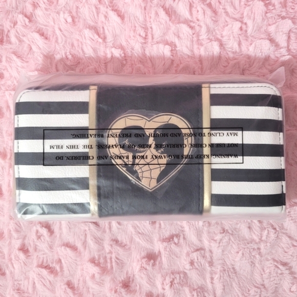 Nightmare Before Christmas Zip-Around Wallet. - Picture 15 of 16